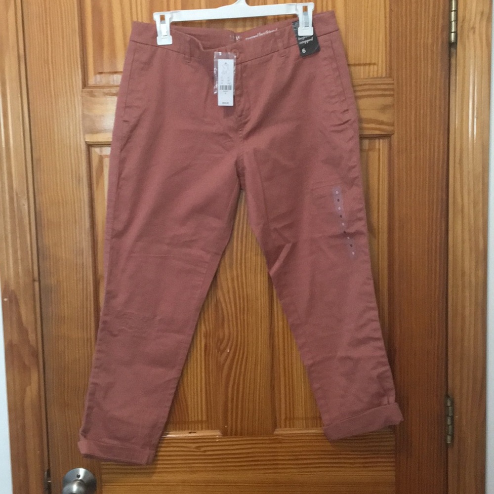 Cropped relaxed fit pant, blush color.